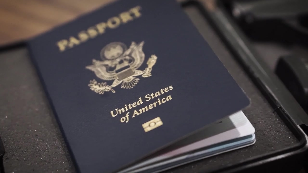Pistola e passaporto con caricatori in una scatola