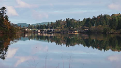 Sägewerk-In-Der-Nähe-Der-Brücke-In-Coos-Bay,-Oregon-Mit-Wasserreflexionen---Breiter-Statischer-Schuss