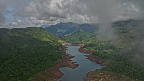 toma de transición cinematográfica aérea v5 de hornito panama, el dron vuela a través de nubes espesas revela el embalse de fortuna y la vegetación de las laderas y el paisaje natural - filmado con cine mavic 3 - abril de 2022