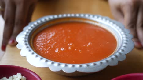 un plato de sopa de tomate