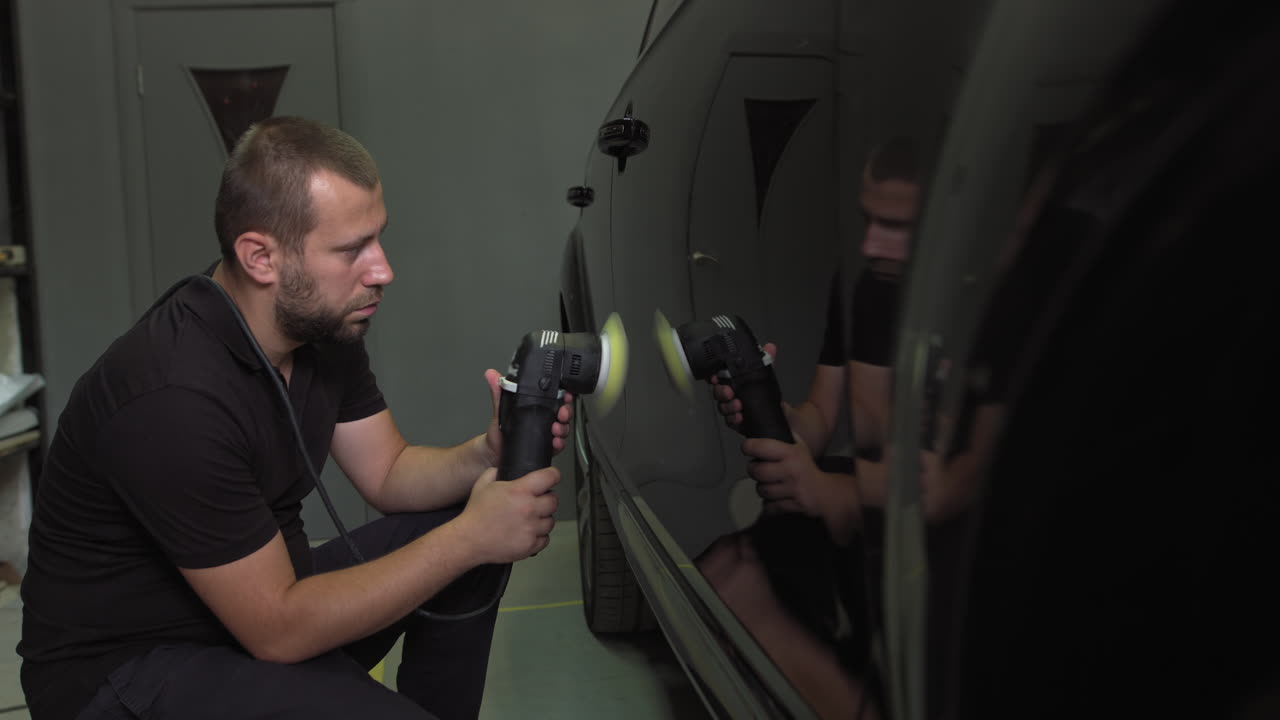pulido de coches en un garaje