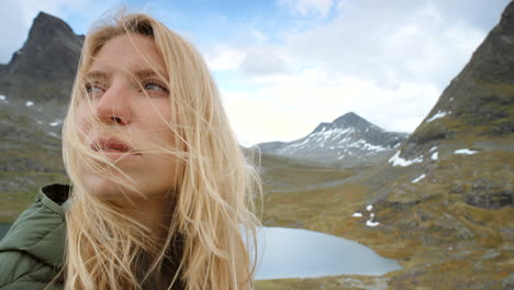 mujer en las montañas