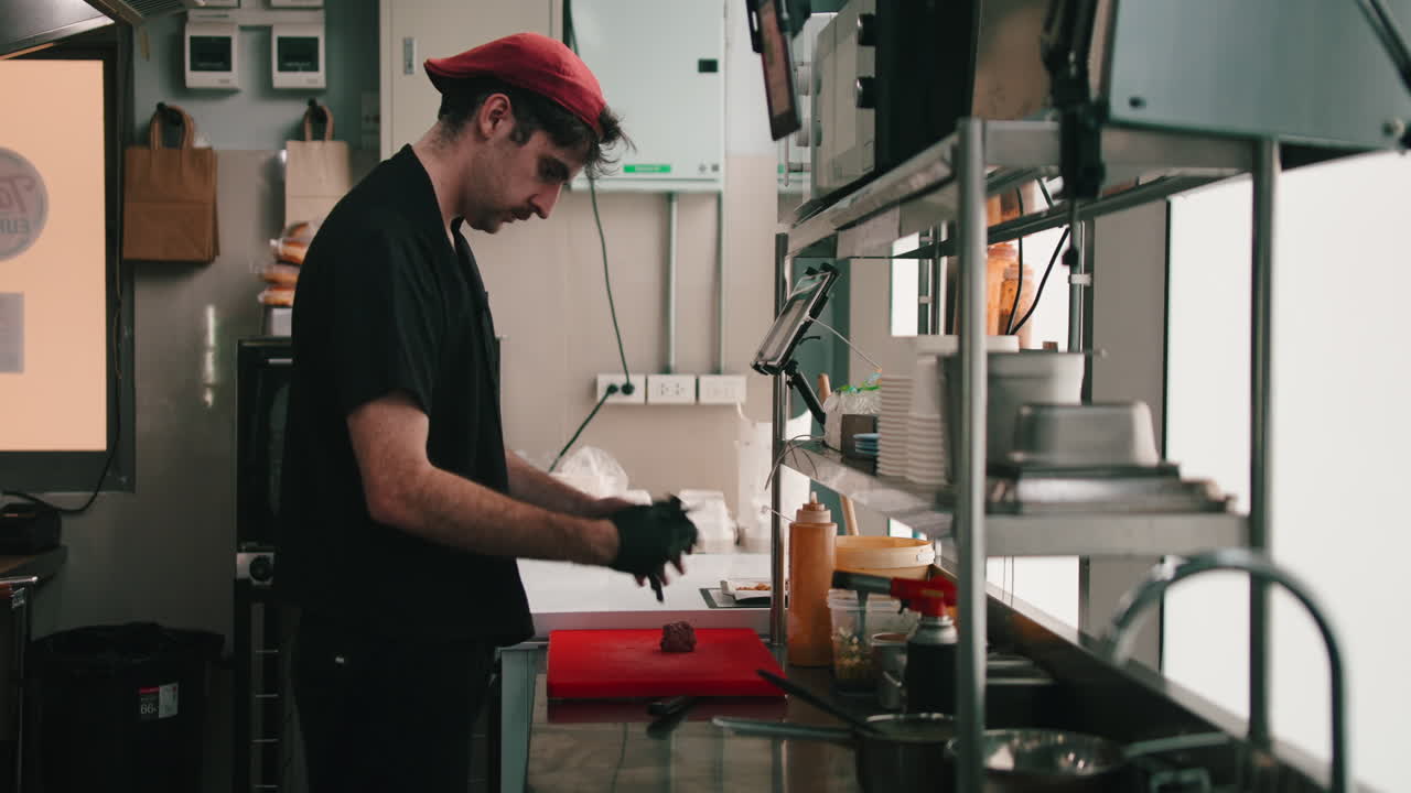 chef preparando comida en una cocina