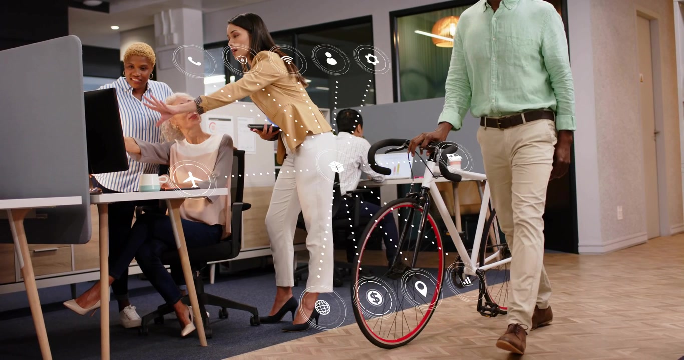 Techteam beoordeelt gegevens terwijl een collega een fiets duwt en een andere collega op een telefoon tikt met netwerkpictogrammen