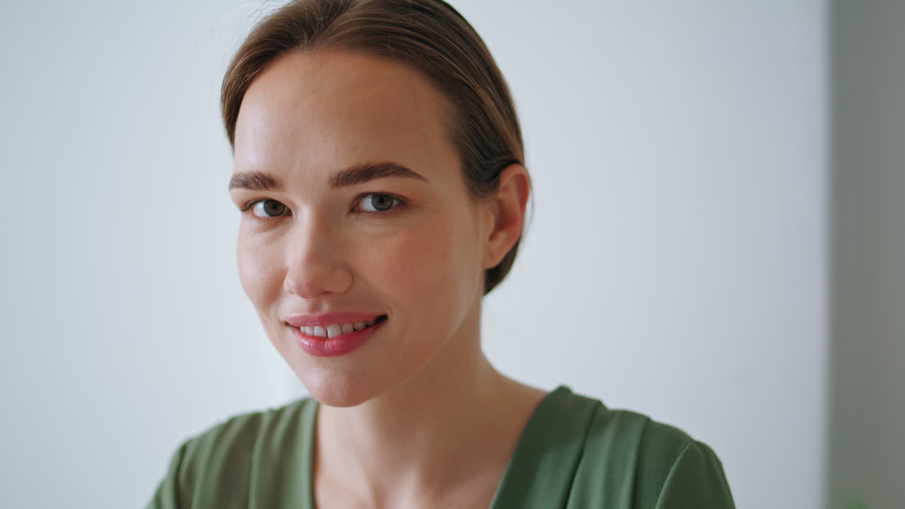 mujer de negocios positiva mirando cámara en el retrato de la oficina. joven ejecutiva