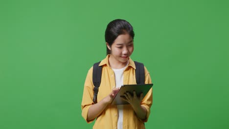 mujer usando una tableta