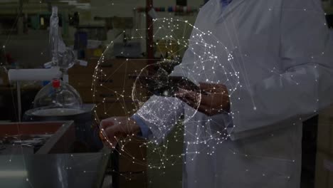 animación de la red de conexiones sobre el científico caucásico en el laboratorio.