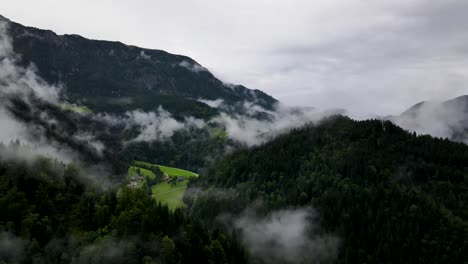 Slowenien-Neblige-Berglandschaft-Luftdrohne-7.mp4