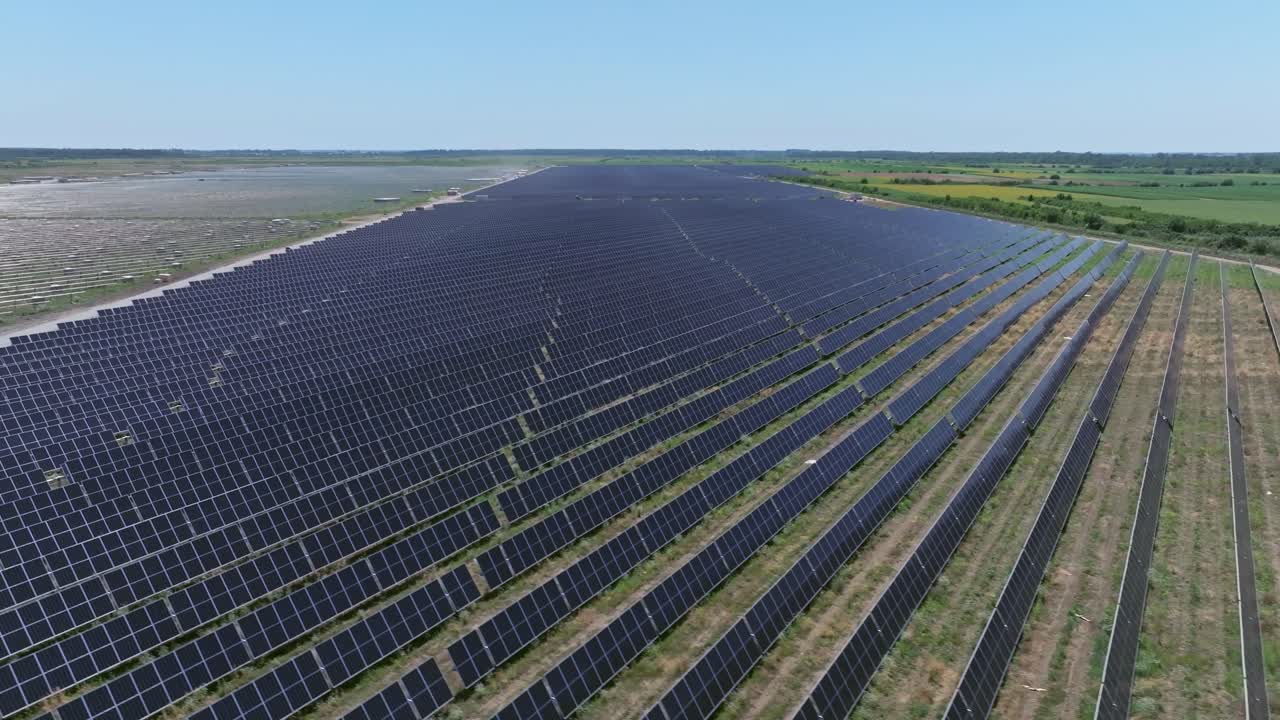 Stor solcellepark i sollys symboliserer væksten inden for vedvarende energi