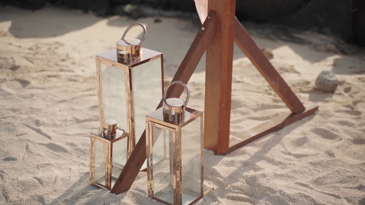 primer plano de algunos accesorios del lugar de la boda de linterna