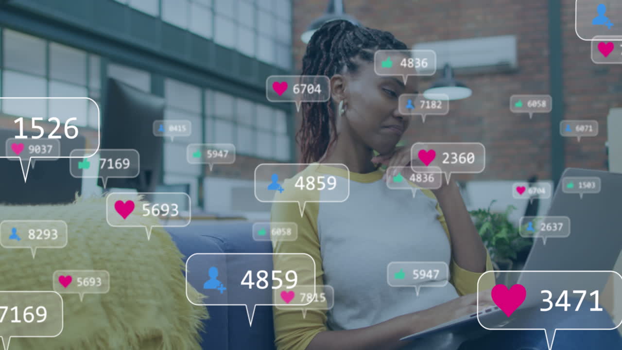 animación de iconos de las redes sociales sobre una mujer de negocios en la oficina.
