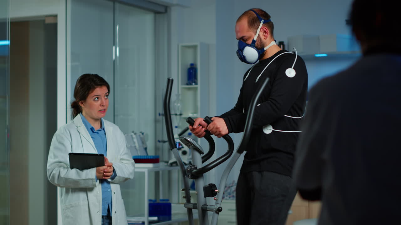 신체 운동 중 환자가 전기 심장 영상을 촬영하는 것