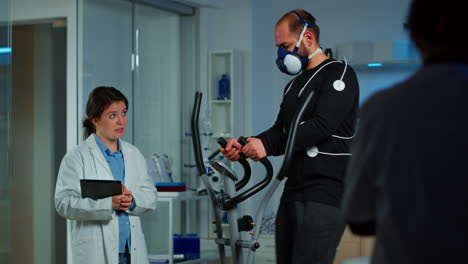 paciente haciendo un electrocardiograma durante el ejercicio físico
