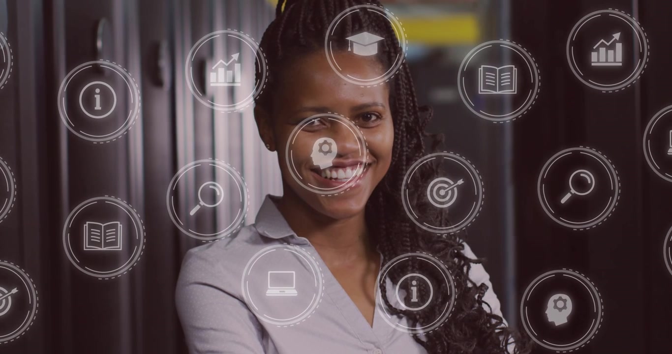 Animazione di elaborazione dati su ingegnera IT afroamericana accanto a server informatici