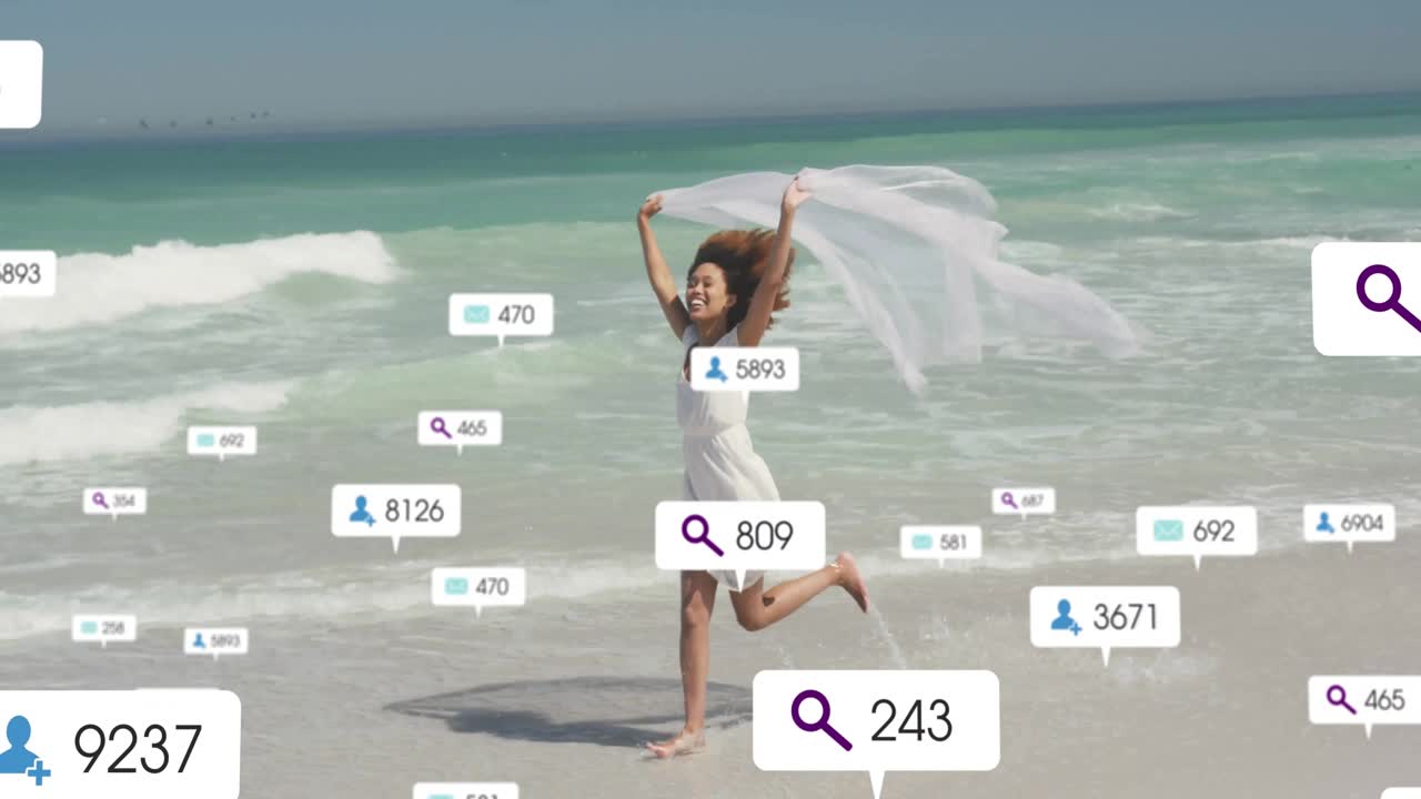 Frau hebt Schal im Wind, läuft am Ufer entlang, zeigt Social-Media-Icons, die Wachstum darstellen.