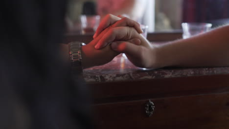 hombre y mujer conectándose con sus manos, de cerca