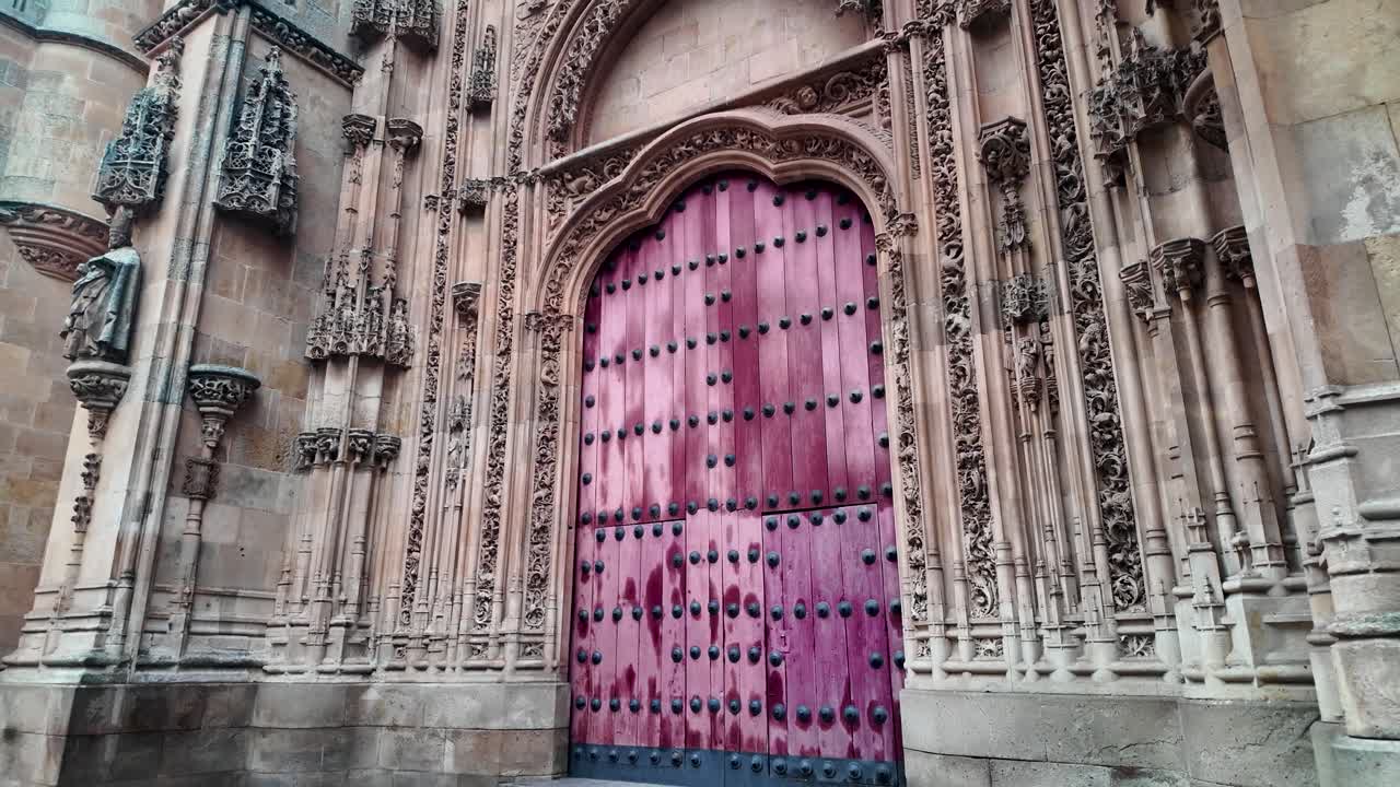 Cinematic reveal of Salamanca’s Gothic entrance