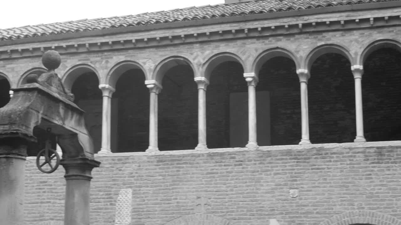 이탈리아 볼로냐에 있는 산토 스테파노 대성당 현관의 흑백 파노라마