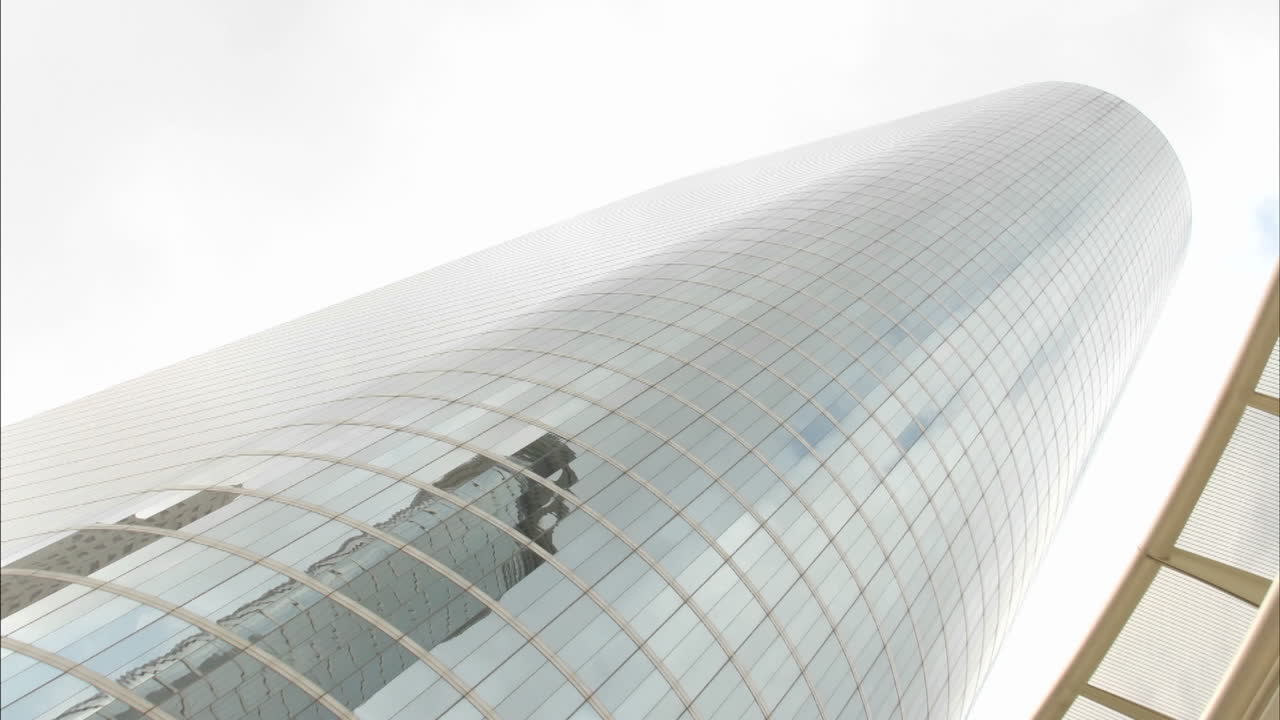 움직이는 구름 푸른 하늘과 주변 건물은 휴스턴 석유 회사 건물의 거울 벽에 반영됩니다.