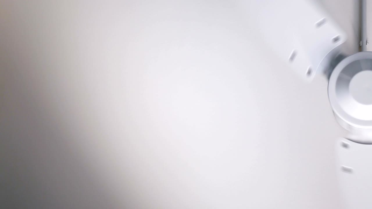 el abanico de metal blanco girando