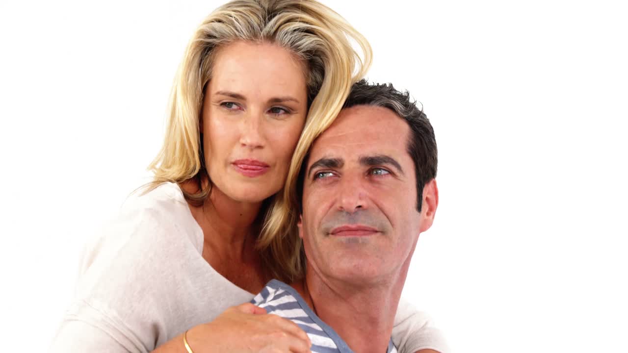 hombre feliz dando una bolsa de cerdo a una mujer contra un fondo blanco