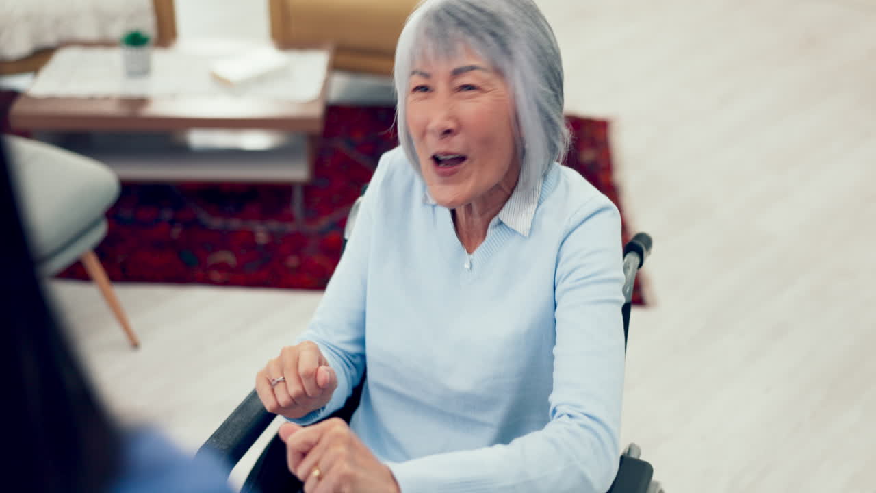 고령 여성, 간호사 및  ⁇ 체어와 함께 춤