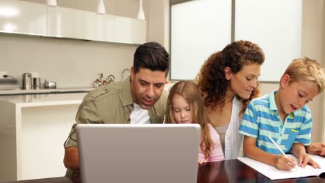 Familia-Pasando-Tiempo-Junto-Con-La-Computadora-Portátil-Y-Dibujando