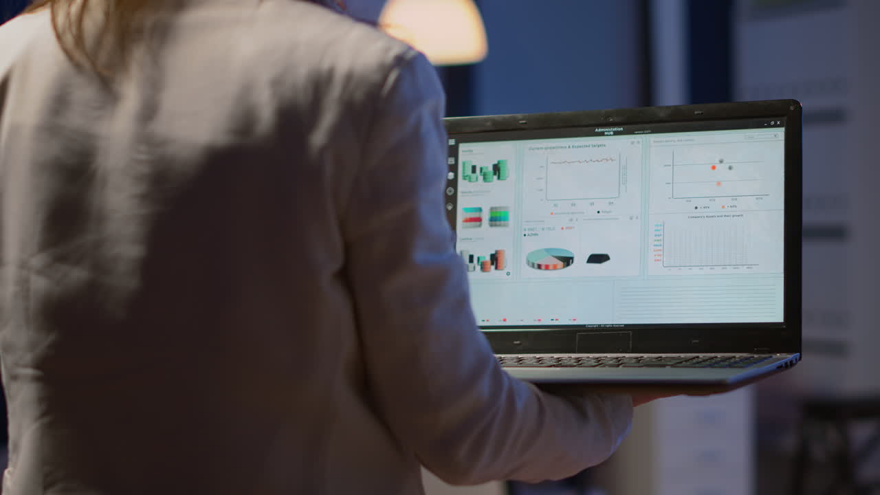 close up de una mujer escribiendo en una computadora portátil de pie en la oficina de inicio