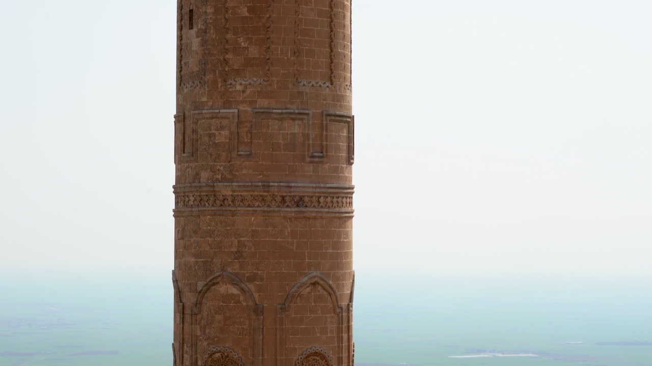 la cámara escanea el minarete de la histórica mezquita mardin ulu, de abajo hacia arriba