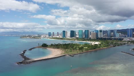 Descending-close-up-aerial-shot-of-Magic-Beach-in-Honolulu-on-the-island-of-O'ahu,-Hawaii