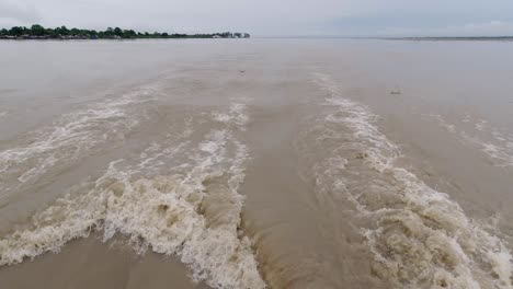 el río brahmaputra es uno de los ríos más grandes del noreste de la india.