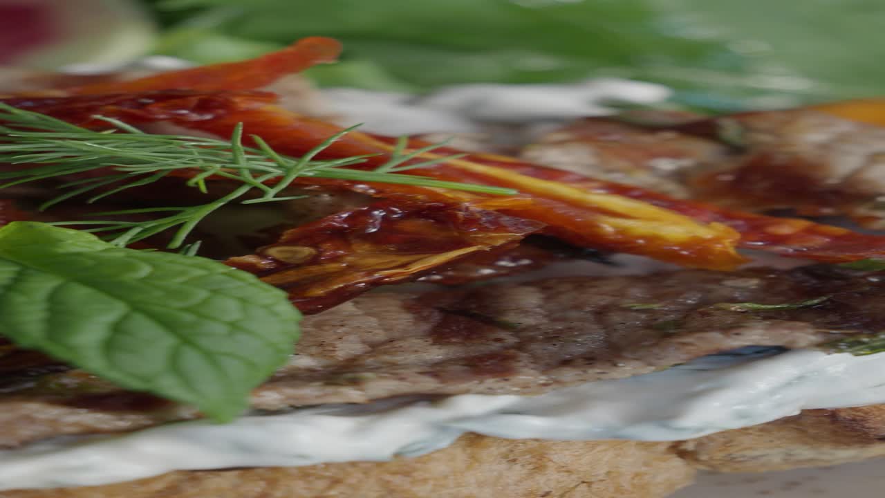 sándwich de cordero o carne de res a la parrilla con tomates secos al sol y yogur