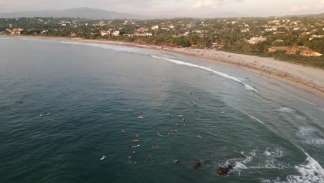 Surfer-Versammeln-Sich-Und-Warten-Auf-Wellen-In-La-Punta-Zicatela-Puerto-Escondido-Oaxaca-Mexiko