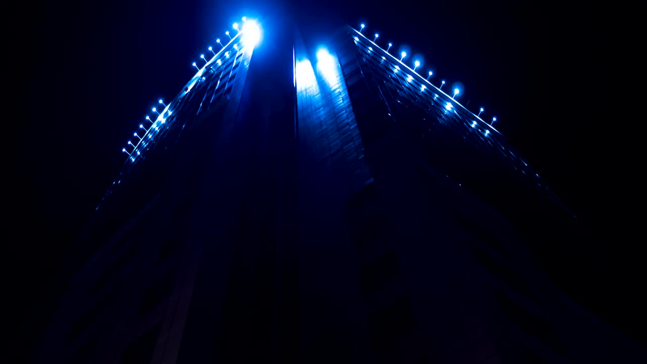 비즈니스 센터 건물의 네온 선의 움직임