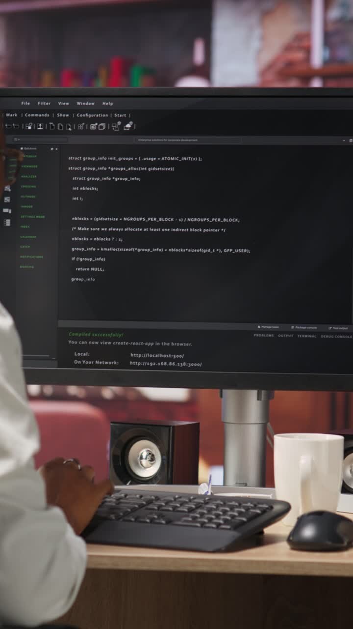 Verticale video Close-up van persoon die codeerapplicatie gebruikt om code te schrijven en te testen