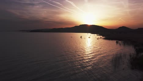 Faszinierender-Sonnenuntergang:-Berge-Heben-Sich-Gegen-Den-Abendhimmel-Ab,-Im-Vordergrund-Der-Plattensee