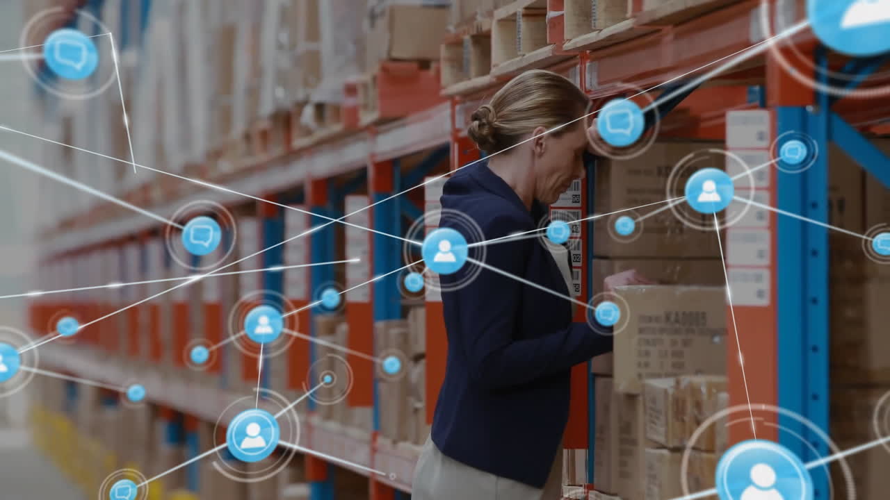 анимация сети людей иконы над стрессом белой женщины-менеджера на складе