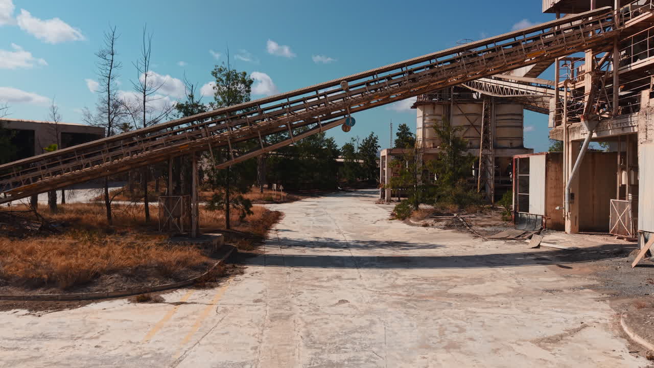 Fabbrica industriale abbandonata con nastro trasportatore