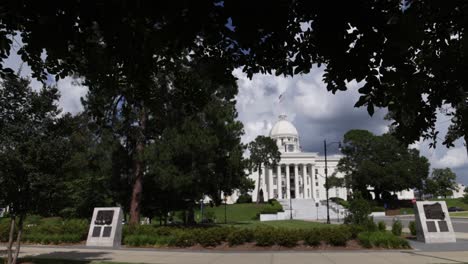 Capitolio-Del-Estado-De-Alabama-En-Montgomery-Con-Video-De-Cardán-A-Través-De-árboles-Panorámicos-En-Cámara-Lenta