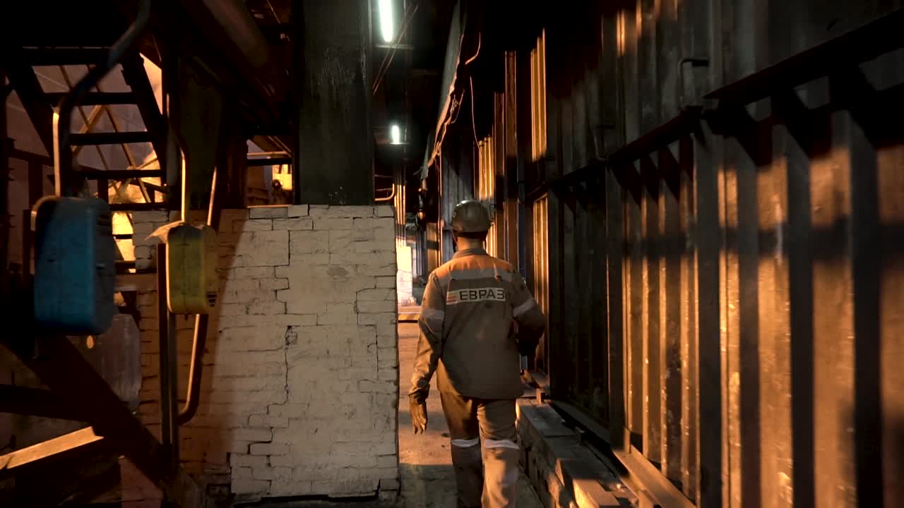 밤에 공장에서 일하는 산업 노동자