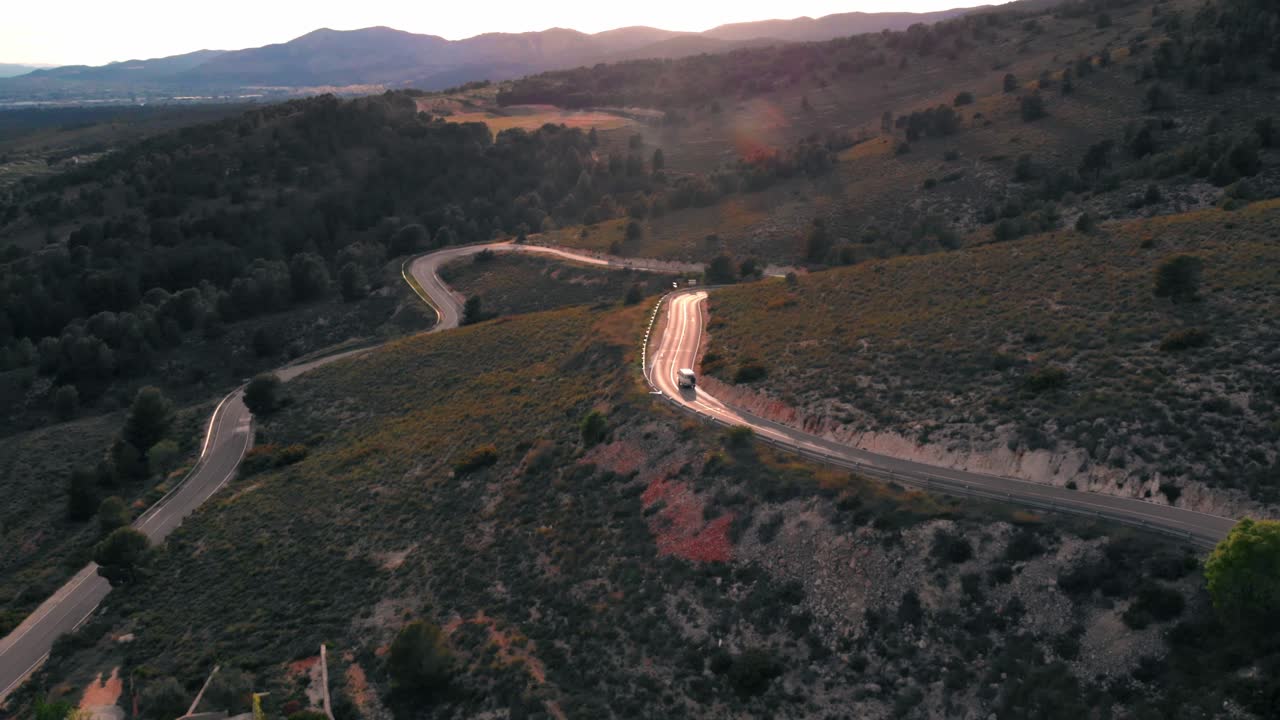 지중해의 푸른 산을 여행하는 캠퍼 밴