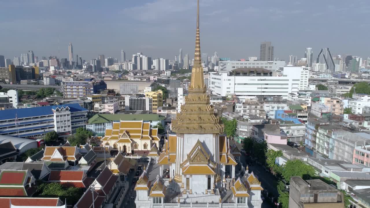 tiro lento de grúa de wat traimit y el horizonte de bangkok, tailandia
