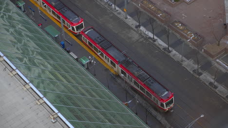 Blick-Auf-Die-Innenstadt-Mit-Blick-Auf-Die-Straßen-Und-Den-Verkehr-An-Einem-Bewölkten-Tag