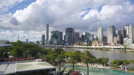 Aerial-flying-towards-CBD-fronts-Brisbane-River-on-sunny-day,-Brisbane,-Australia