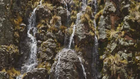 Cascada-Que-Fluye-Por-El-Acantilado,-Pampas-Galeras,-Perú