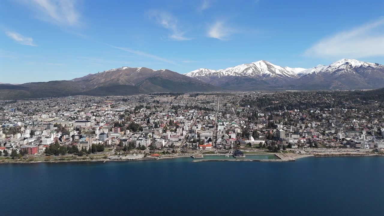 Panoramisk luftfoto af Bariloche, Argentina, med Nahuel Huapi-søen og de sneklædte Andesbjerge. 4k