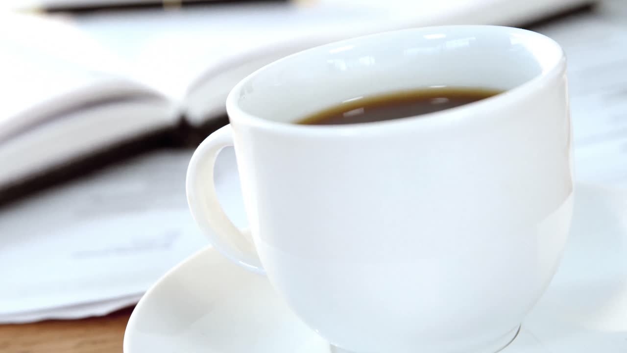 사무실 책상 에 있는 유제품 과 차