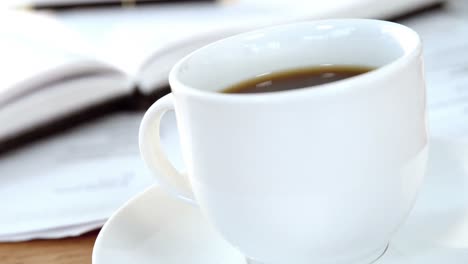 lácteos y té en el escritorio de la oficina