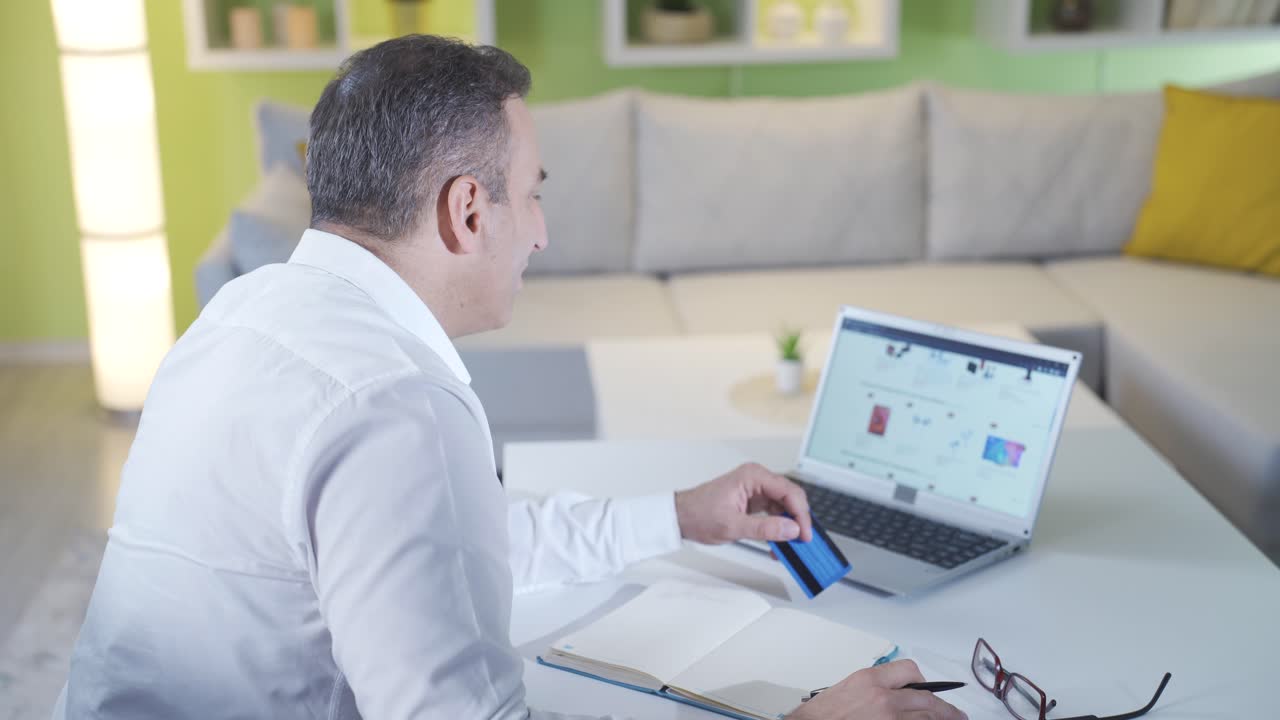 el hombre que ordena desde el comercio electrónico es feliz rápido.