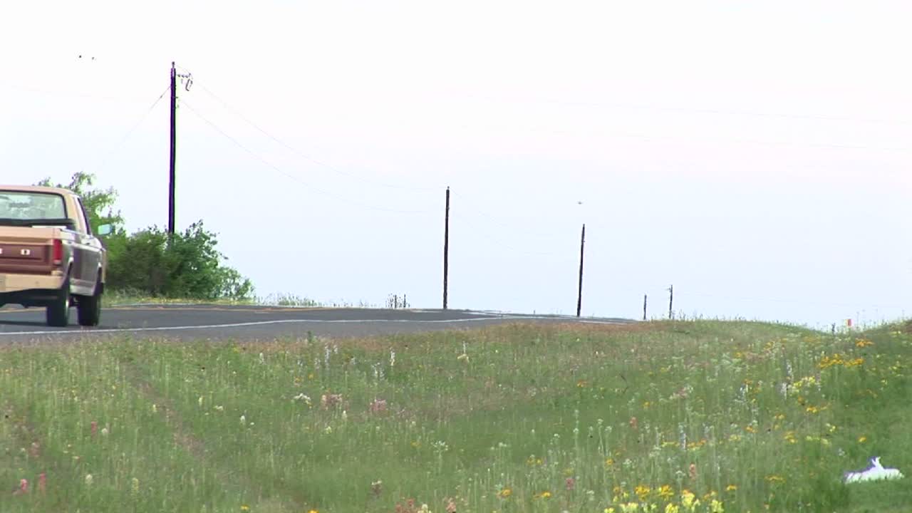 plano medio de una camioneta conduciendo por una carretera de dos carriles en texas